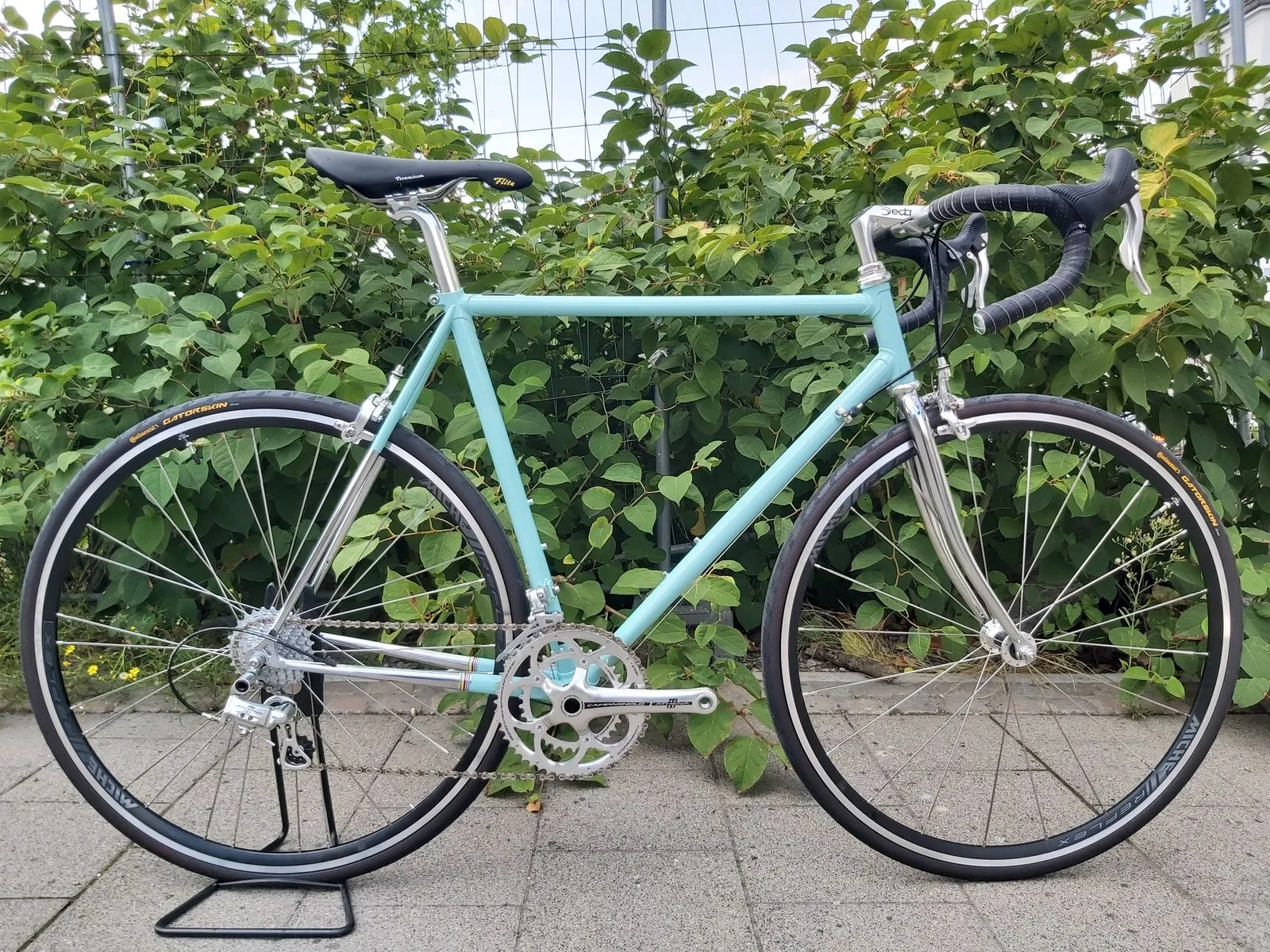 Rennrad — Celeste, bei der Nippeser Radkiste