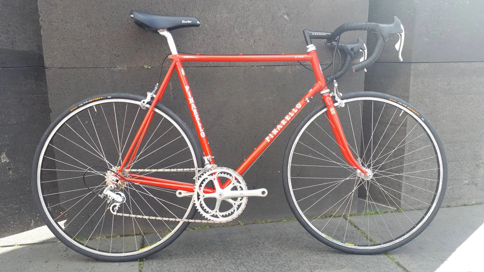 Rennrad — Signalorange, bei der Nippeser Radkiste