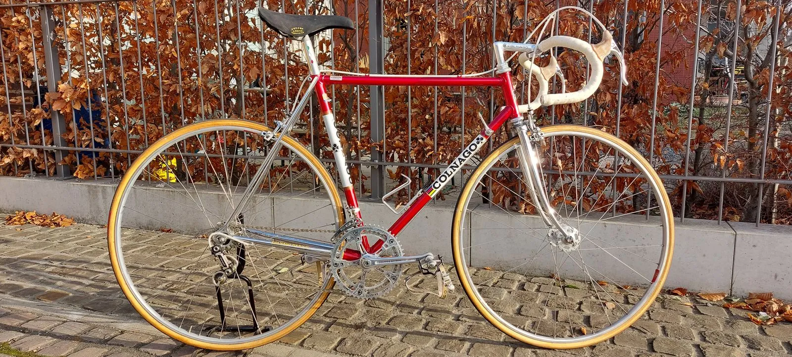 Restauriertes Colnago Vintage-Rennrad in Rot und Chrom an einer Backsteinwand